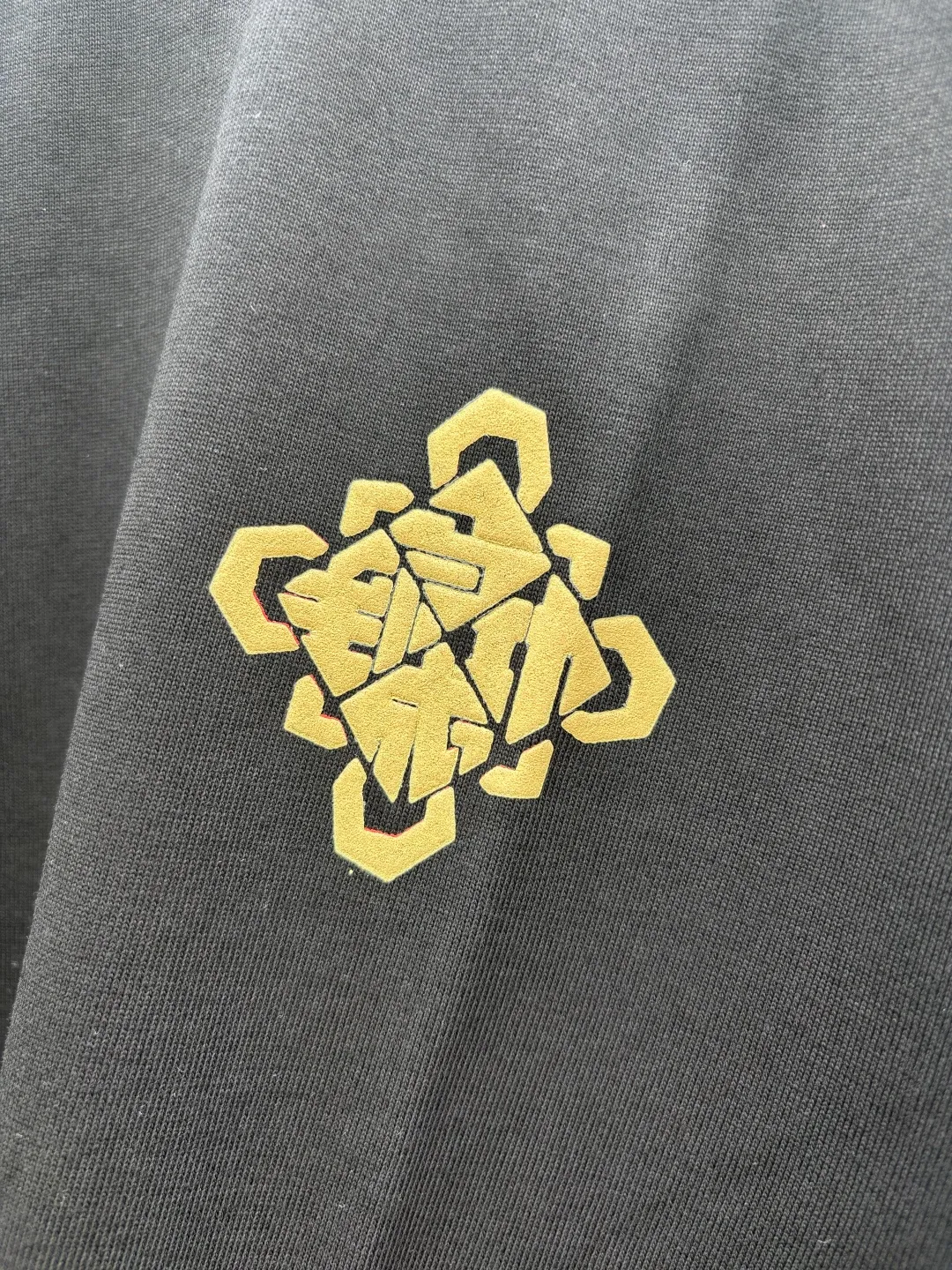 𝟬𝟱𝟰𝟴𝟱# Exclusive real shot/difference between various stolen pictures and online version on the market [Year of the Horse limited edition 𝗮𝗱𝗶𝗱𝗮𝘀 Adidas clover logo short sleeves! AD Year of the Horse Limited Short Sleeves] ✅Selected high-density combed cotton, high-density screen printing of Chinese elements on the chest and back, custom-woven threaded neckline that does not deform, accessories details consistent with the original version ✅Adidas Clover Chinese Knot Year of the Horse Limited Short Sleeves are amazing! ✅The lucky T-shirt that is a must-have for the Year of the Horse in 2026 is here✨ The new Chinese Knot Series is also available to understand the oriental aesthetics! ✅The exquisite Chinese knot embroidery on the chest is so eye-catching! It means good luck and immediate success, the red knot is festive, the gold knot is noble, and it brings good luck buff! Classic clover logo + small logo on the hem, full of details 💯 ❤️Fairy color matching Hanyu white: gentle and white, perfect with jeans and skirts, gentleness is the natural outfit, ❤️Classic black: Versatile is not picky, gold knot embellishment is more advanced, a must-have for cool girls ✅ Complete with three standards! Perfect Quality! Highly recommended! Large size Color: Black Size: S to XXL (loose fit)